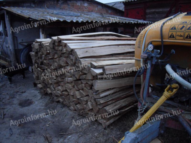 Stâlpi de salcâm de vânzare pentru construirea unui corral, gard, sistem de sprijin