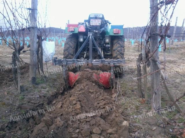 S malými traktory pracuji na vinici a zahradě.