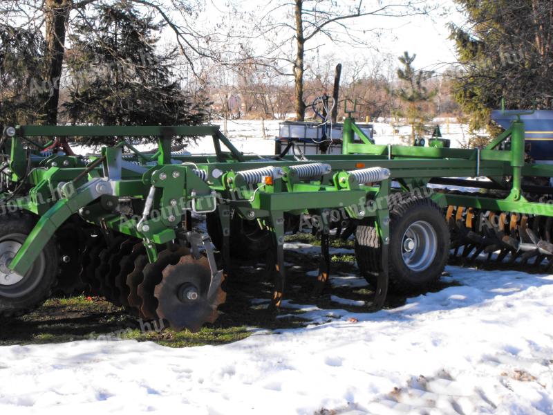 Schwerer Mulchgrubber für Ackerbau.