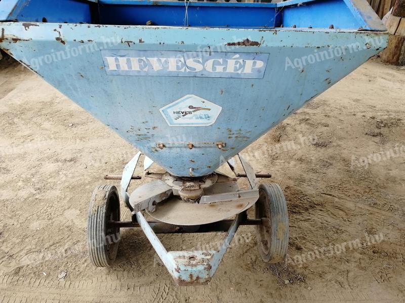 Fertilizer spreader