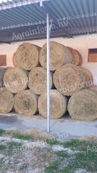 Lucerna round bales for sale