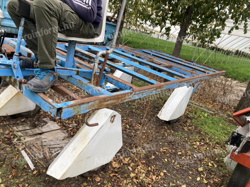 Remorcă cu platformă autopropulsată