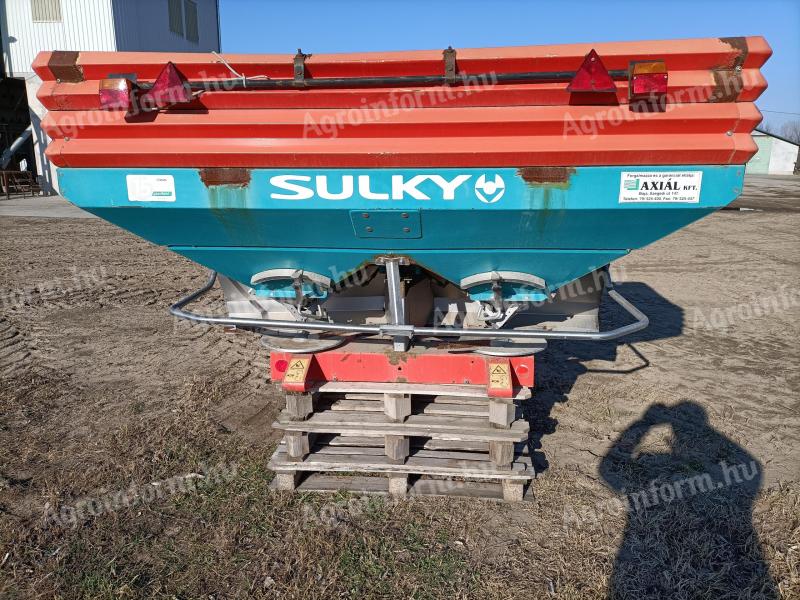 Sulky fertilizer spreader