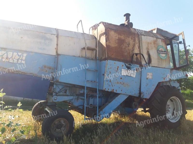 Progress E512 combine harvester