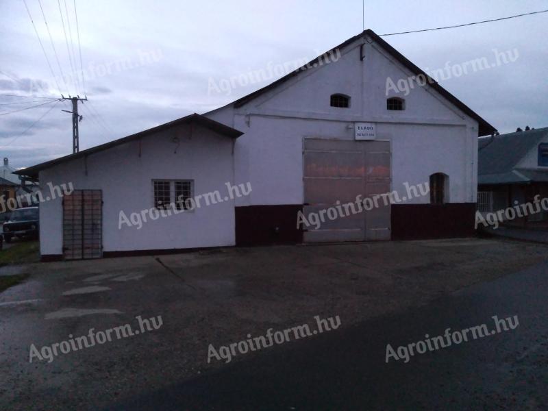 Building for sale or rent suitable for warehouse or business premises