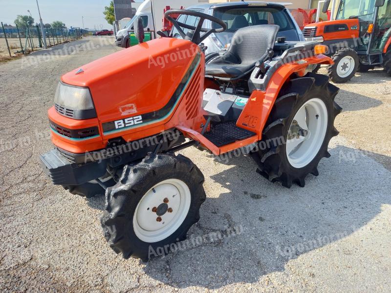 Kubota B52 típusú háromhengeres,  15 lóerős,  4x4 hajtású kistraktor