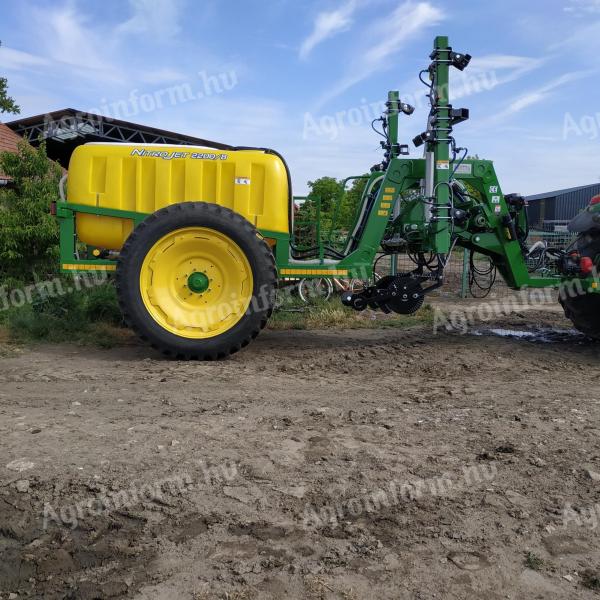 Liquid nutrient applicator