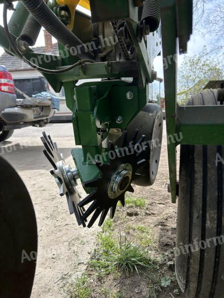 John Deere vetőgép sávtisztító