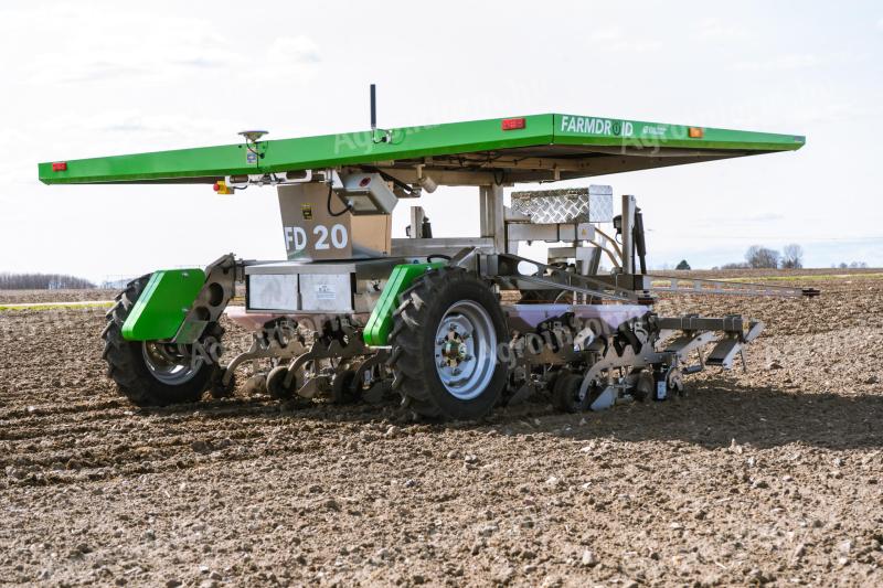 FarmDroid in Ungarn! Autonomer Roboter zur Aussaat, Aussaat und Reihenbearbeitung mit Solarpanel