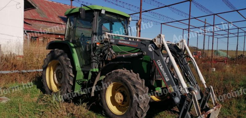 Prodajem utovarivač John Deere 6110 sa prednjim utovarivačem