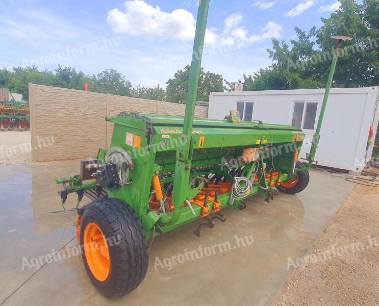 Amazone D9 4000 disc seed drill