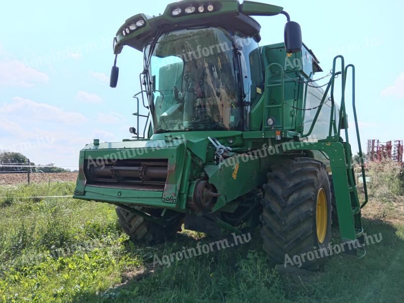 John Deere T660 combine