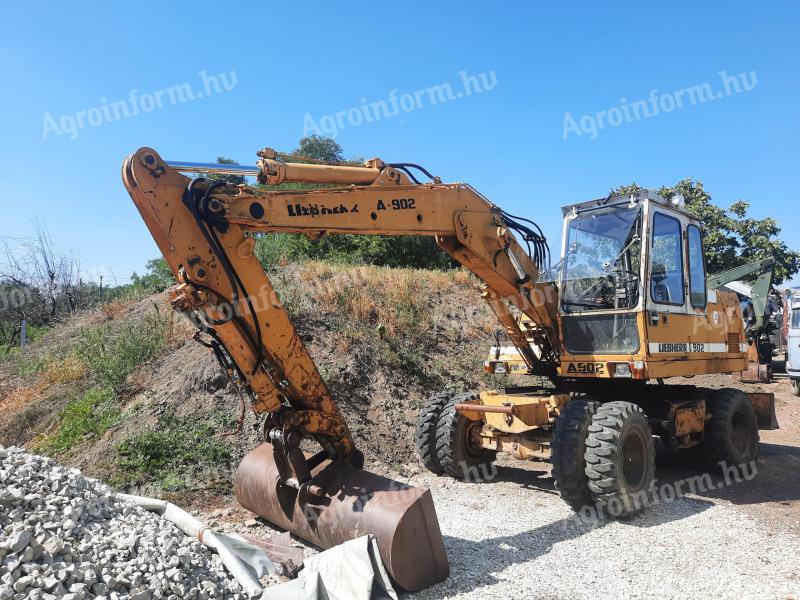 Excavator rotativ Liebherr 902 cu roți din cauciuc