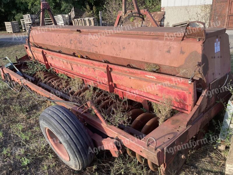 IH 6200 Seeder