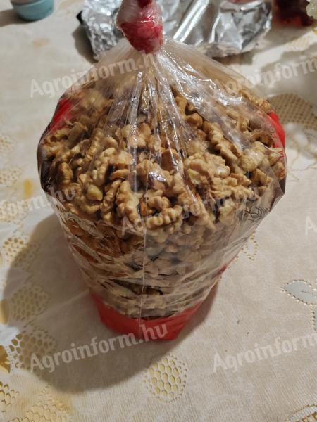 For sale walnut kernels, this year's brownish variety, nice, fine walnuts, 3000 Ft/kg, GLS courier