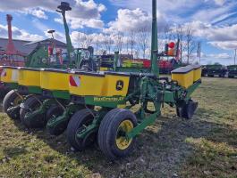 John Deere 1760 vontatott szemenkénti vetőgép
