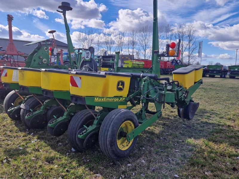 Tažený secí stroj John Deere 1760