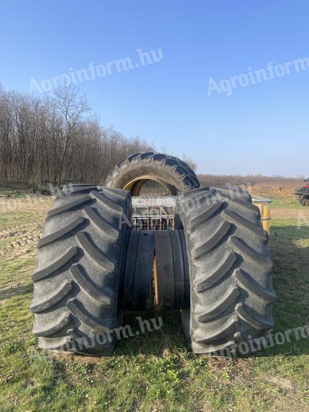 Przednie koło bliźniacze John Deere Good Year z klamrami na sprzedaż