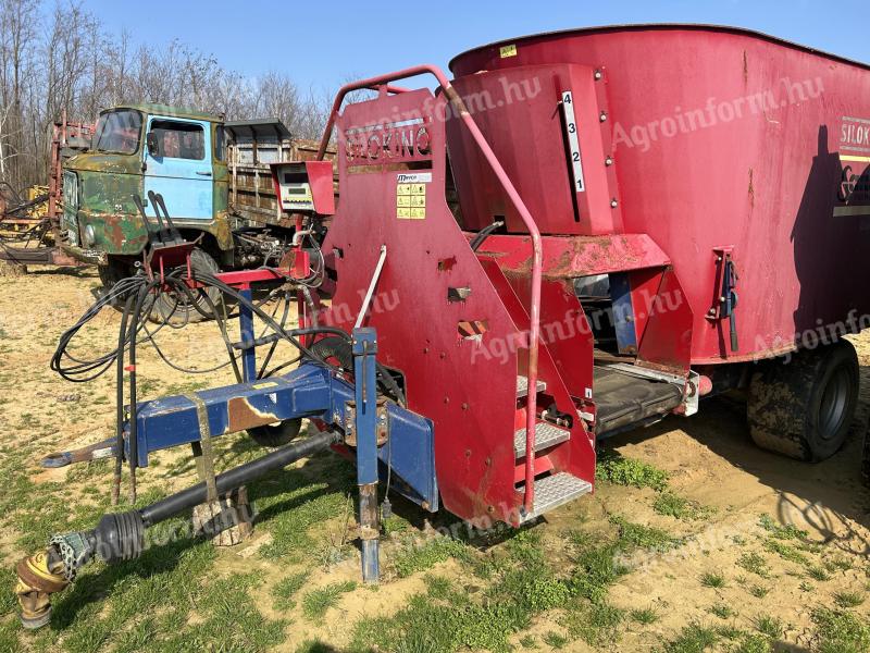 Feed distribution trolley