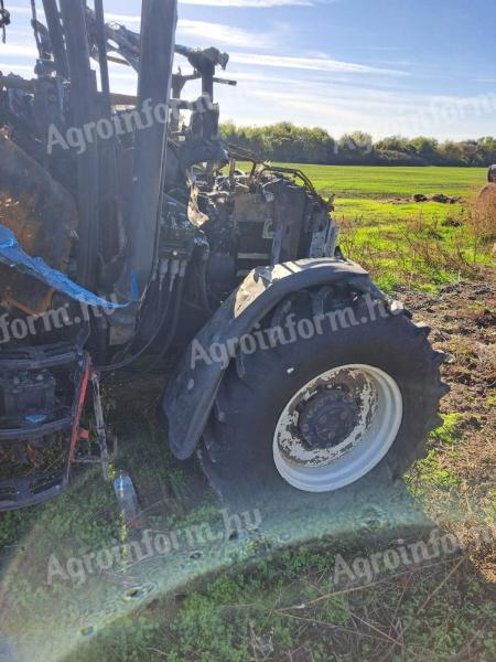 Mit einem New Holland T5 Frontlader