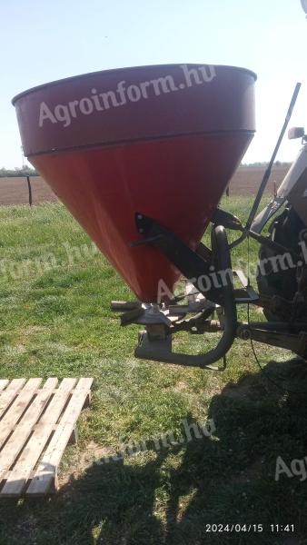 Fertilizer spreader