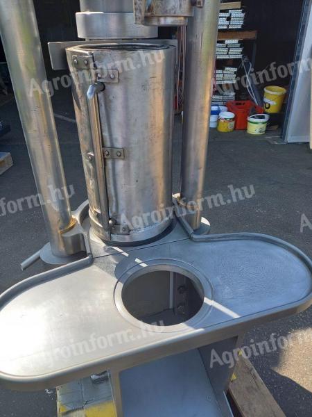 Oil press for pumpkin seed oil production