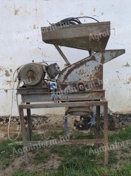 Crop grinder also for ears of corn