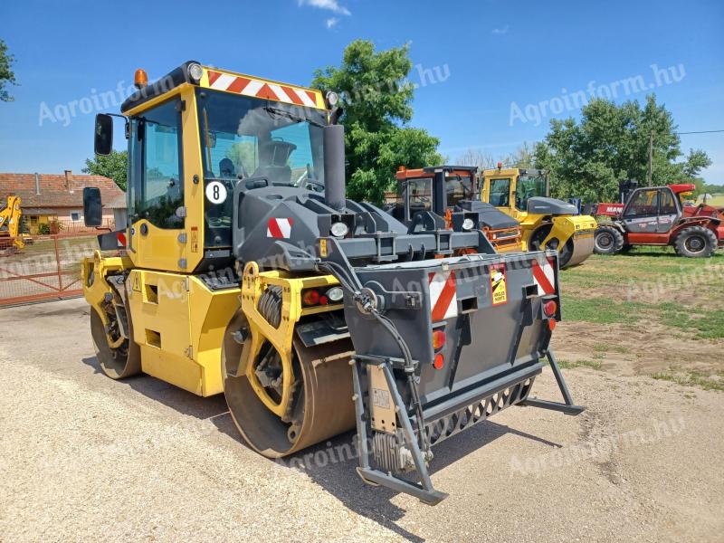 Bomag BW 154 AP-4AM típusú vibrohenger + gyári Bomag zúzalékszóró