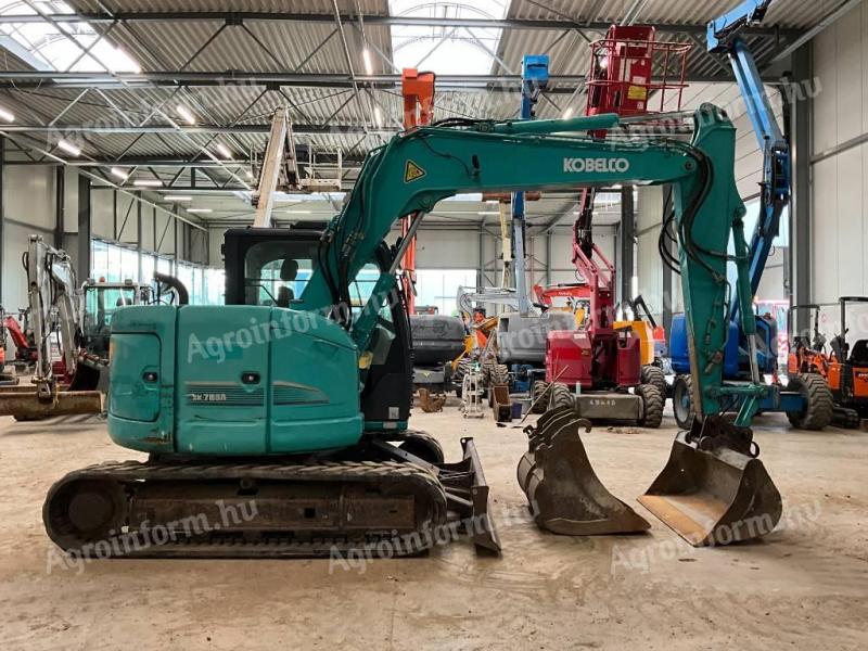 Kobelco SK75 SR (2013) 8200 üzemóra,  3 db kanállal,  lízing 20%-tól