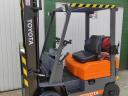 Toyota gas forklift lifting 1 tonne