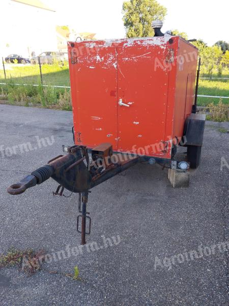 Remorcă cu cutie din aluminiu, cu o singură punte, frânată