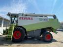 Kombajn Claas Lexion 440 se stolem na obilí a vozíkem na řezací stůl