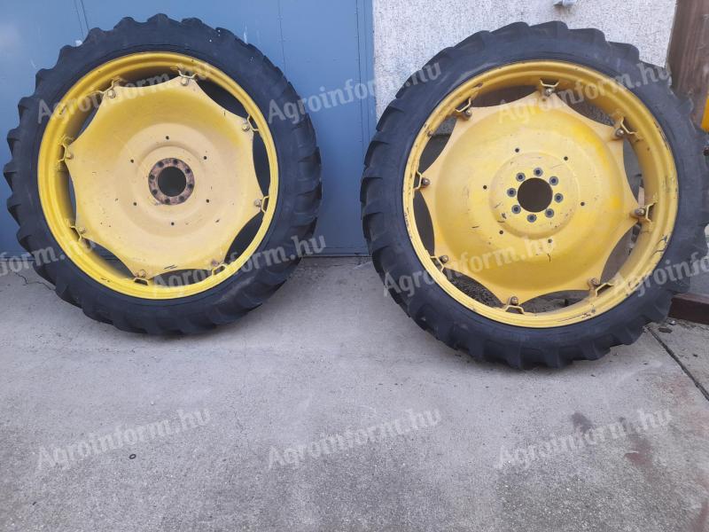 Sada kol John Deere 230/95 R 44 a 9,5 R 28 Caterpillar