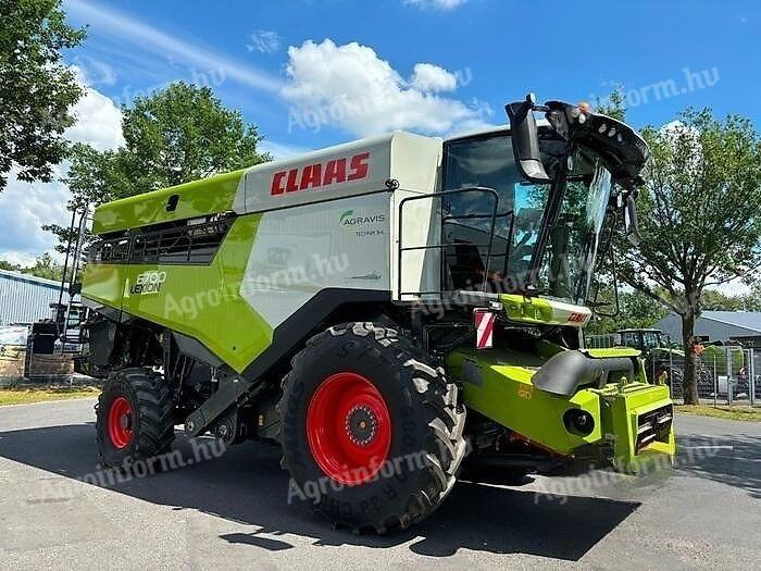 Claas LEXION 6700 combine harvester