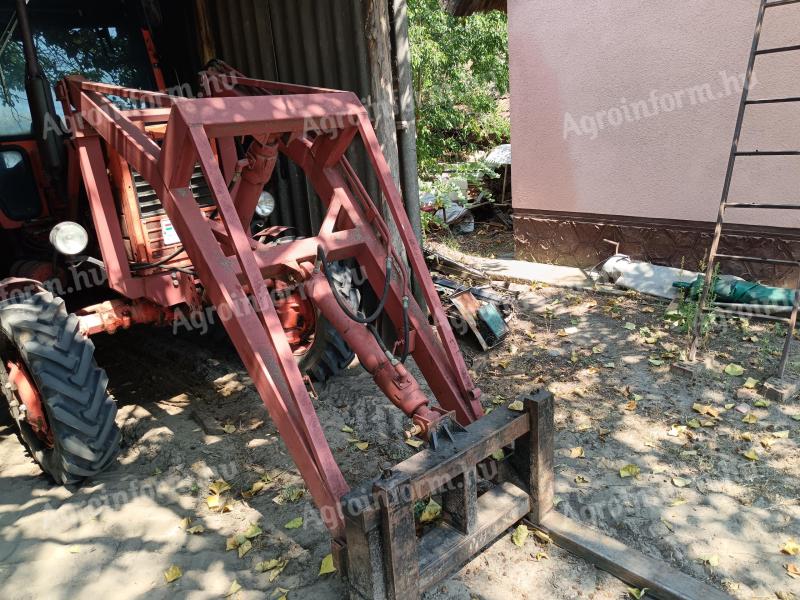 Tractor MTZ-82 și presă de balotat cu încărcător frontal