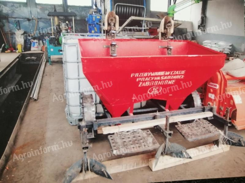 Potato planter with fertiliser spreader