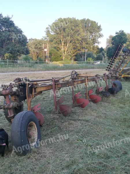 Used condition IH plough for sale