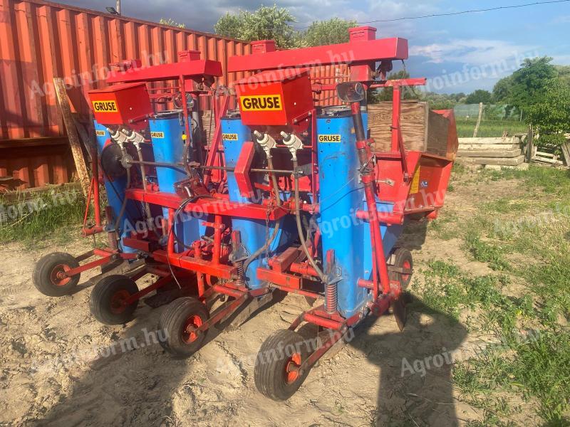 GRUSE 4 ROW SPOON POTATO PLANTER, POTATO PLANTER WITH GRANULE SPREADER, HYDRAULIC