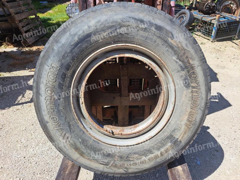 For sale 4 + 1 piece Ikarus tubular rims with traction pattern tyres 295/80 R 22,5