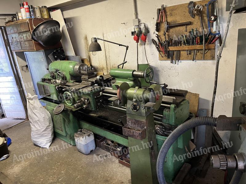 Metal turning lathe