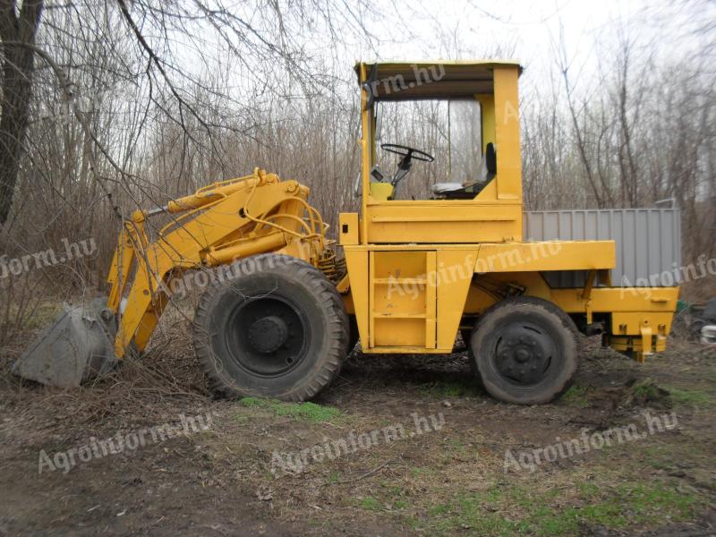 Loading machine UN 050 for sale