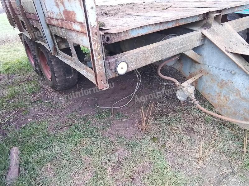 T088 manure spreaders empty wagons