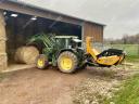 Fixed bale extractor and spreader / STATION-TINE-DOOR