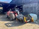 Fixed bale extractor and spreader / STATION-TINE-DOOR