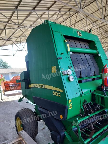 John Deere 582 baler