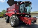 Kombajn Case IH Axial Flow 7240 s adaptérem na obilí