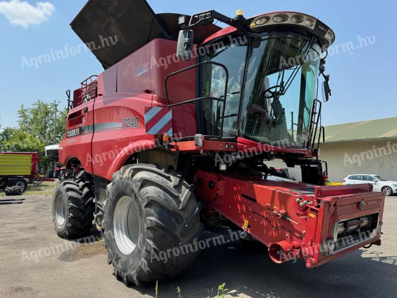 Kombajn Case IH Axial Flow 7240 s adaptérom na zrno