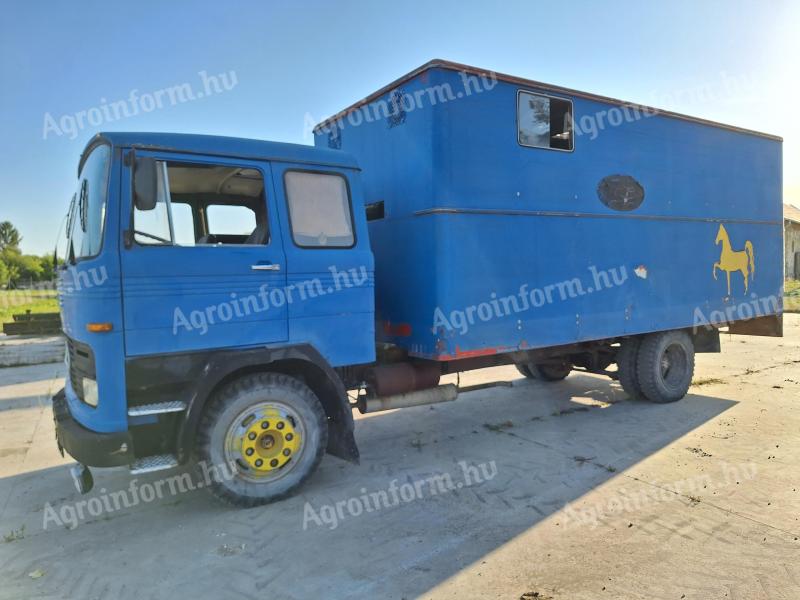 Der Mercedes 813 D hat ein Gesamtgewicht von 7,5 Tonnen