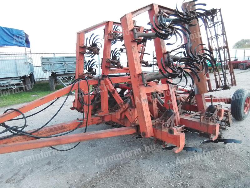 Rotary tine seedbed preparation steering wheel