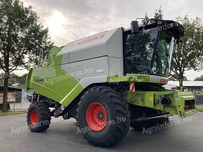 Claas Tucano 470 combine